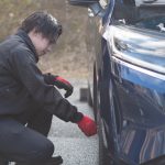 福岡の中古車販売店NEXUMの冨永が日産ノートを整備している様子