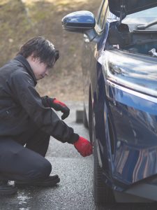 福岡の中古車販売店NEXUMの冨永が日産ノートを整備している様子