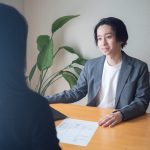 福岡の中古車販売NEXUMがヒアリングしている様子