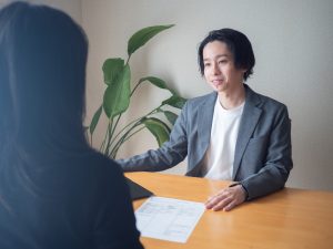 福岡の中古車販売NEXUMがヒアリングしている様子