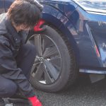福岡の中古車販売NEXUMが整備士ている様子
