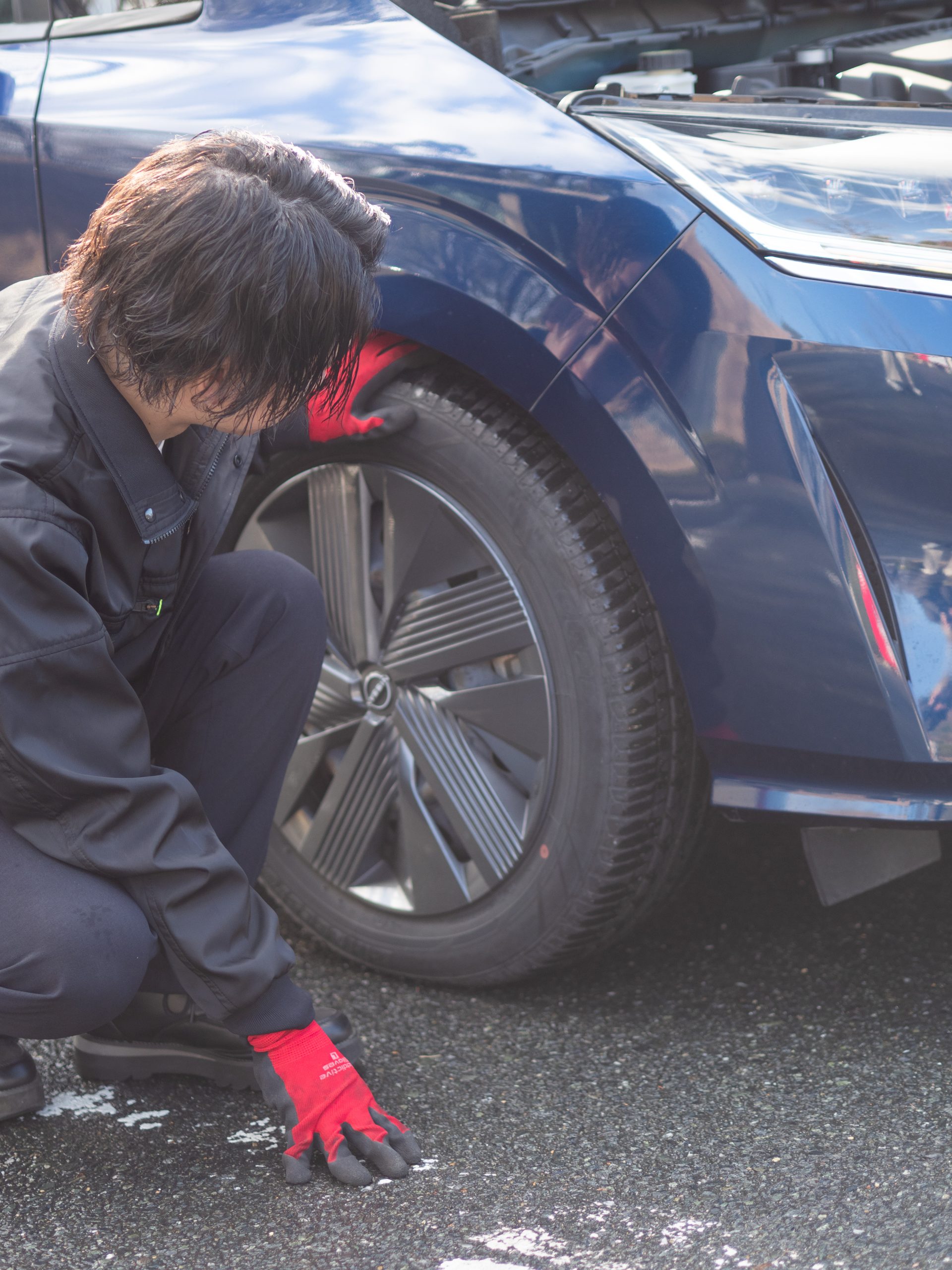 福岡の中古車販売NEXUMが整備士ている様子